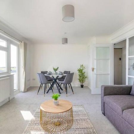Large Sea View 2 Bedroom Sleeps 6 - Free Parking Bournemouth Bagian luar foto