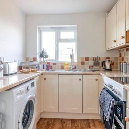 Large Sea View 2 Bedroom Sleeps 6 - Free Parking Bournemouth Bagian luar foto
