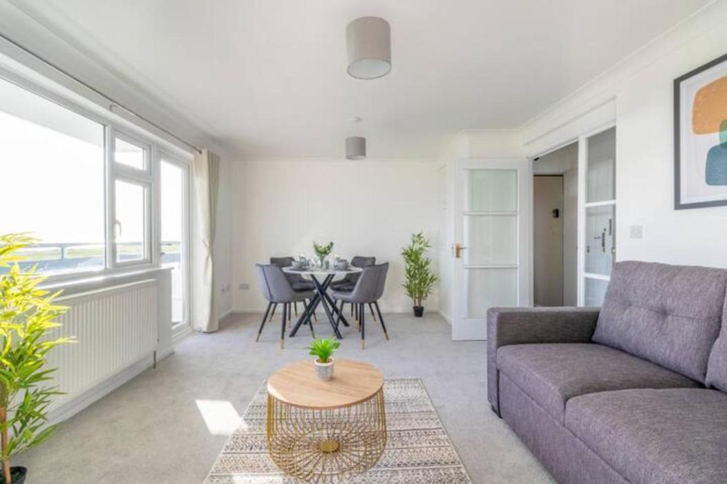 Large Sea View 2 Bedroom Sleeps 6 - Free Parking Bournemouth Bagian luar foto