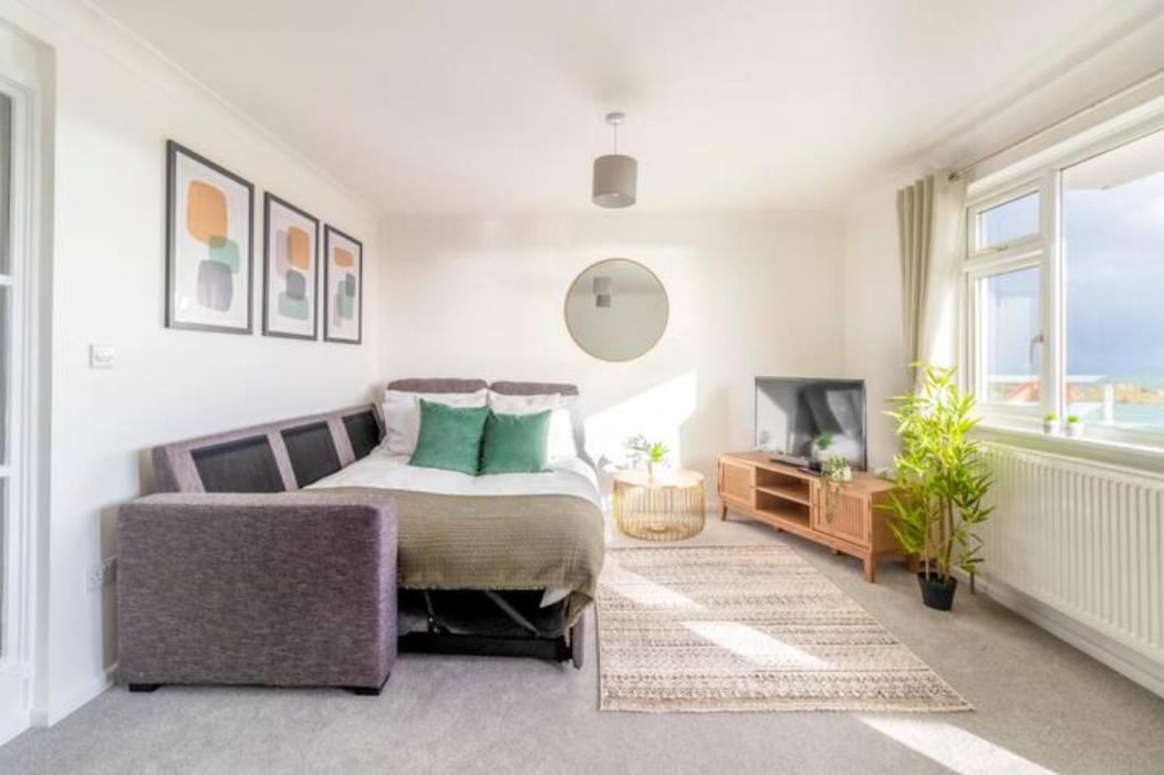 Large Sea View 2 Bedroom Sleeps 6 - Free Parking Bournemouth Bagian luar foto
