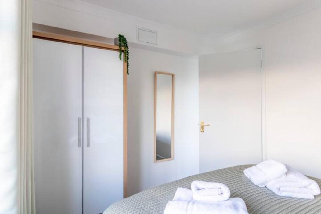 Large Sea View 2 Bedroom Sleeps 6 - Free Parking Bournemouth Bagian luar foto