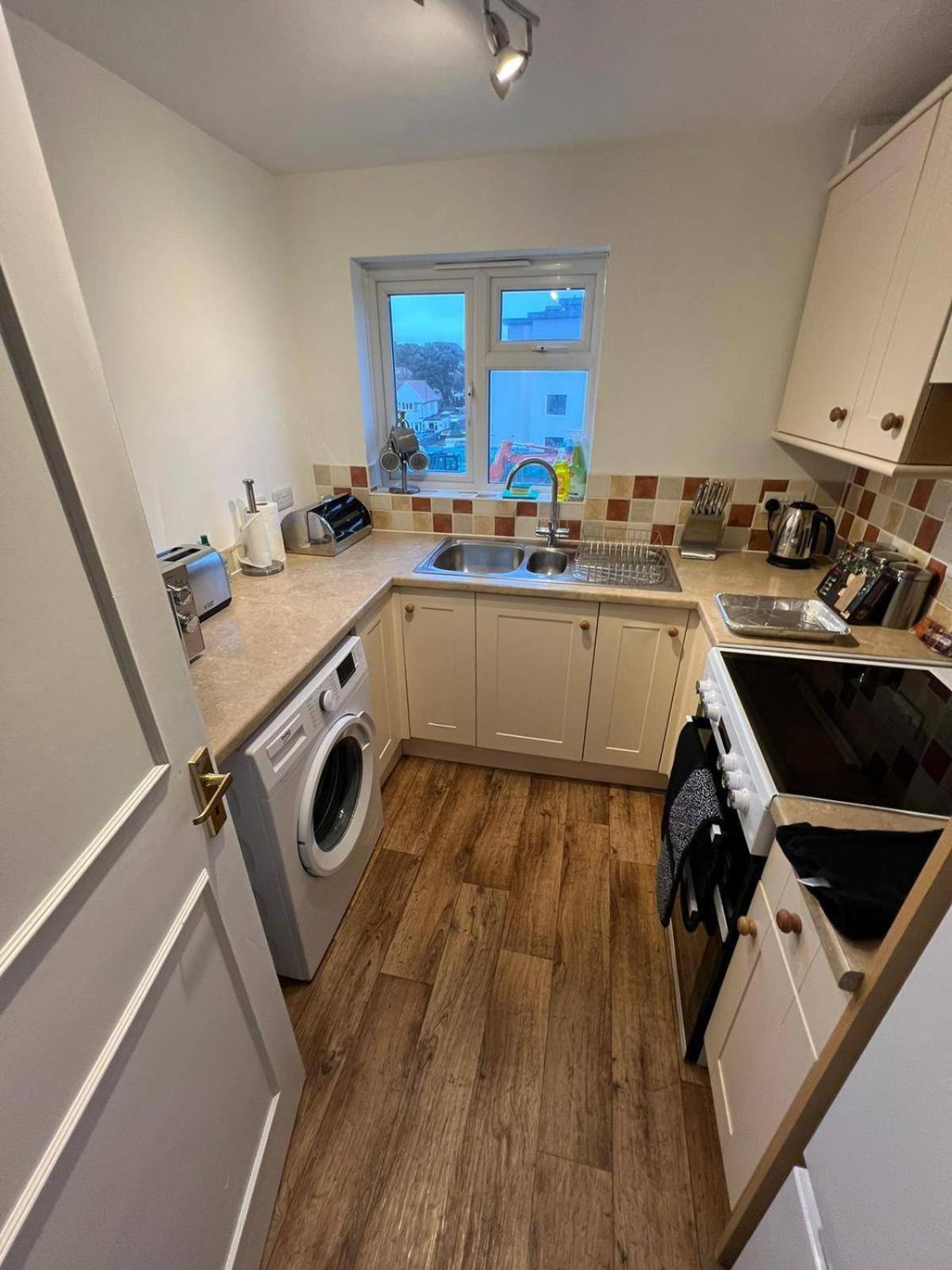 Large Sea View 2 Bedroom Sleeps 6 - Free Parking Bournemouth Bagian luar foto